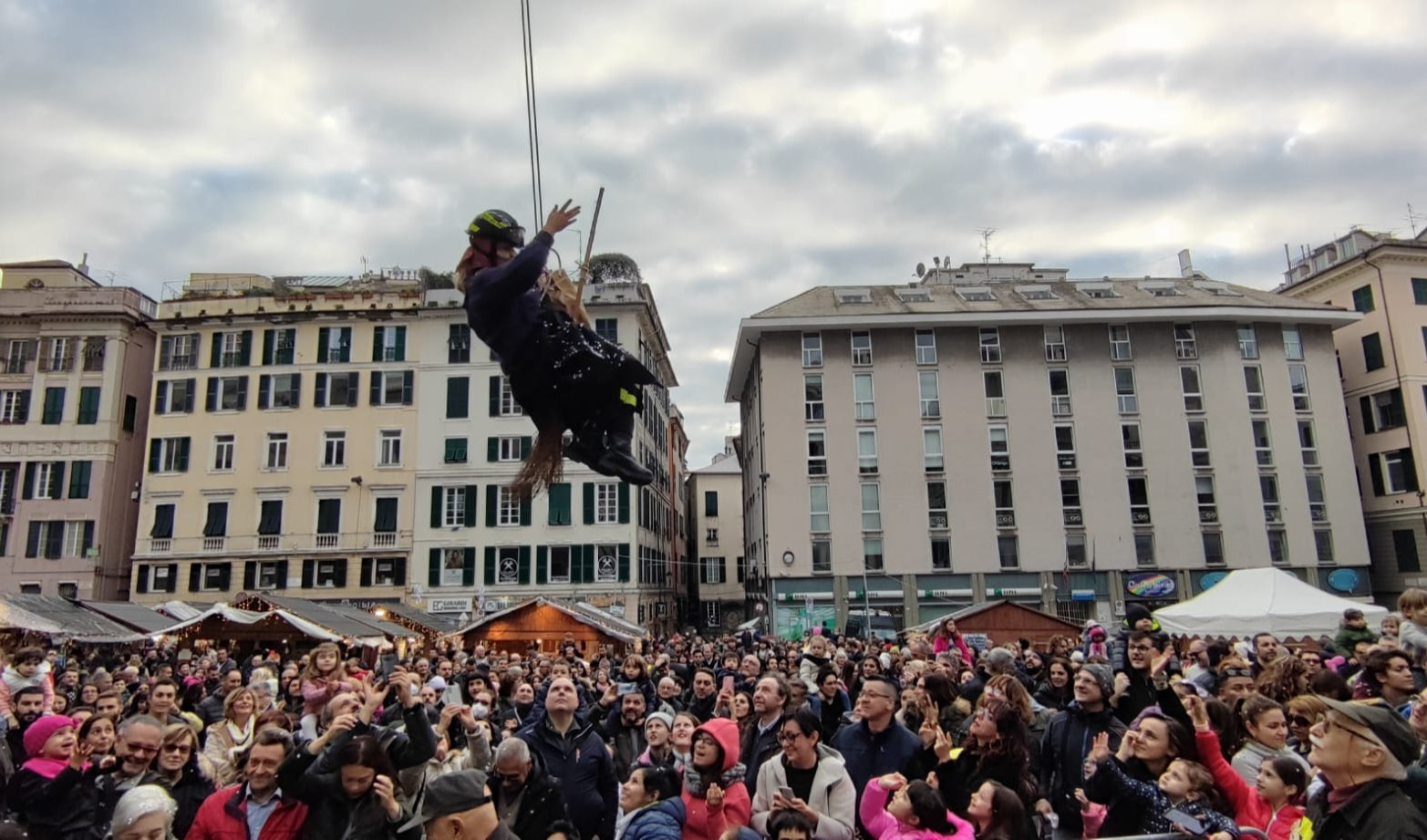 Genova, in centinaia per la Befana in piazza Matteotti 