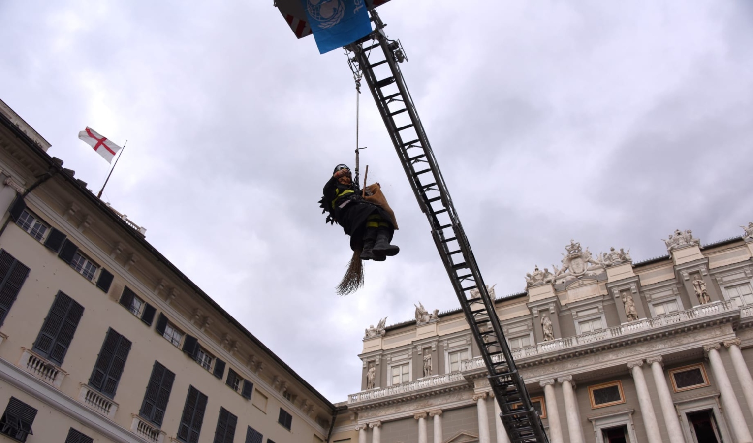 A Genova la Befana si cala dall'alto e arriva in piazza Matteotti