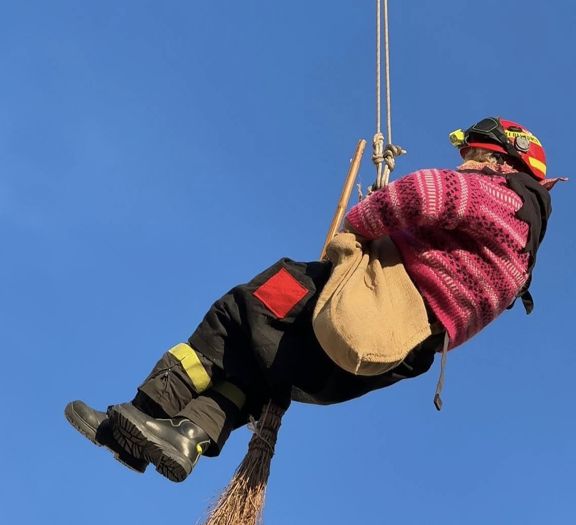 Festa in piazza Matteotti per la discesa della Befana: musica e un carico di dolci per i più piccoli