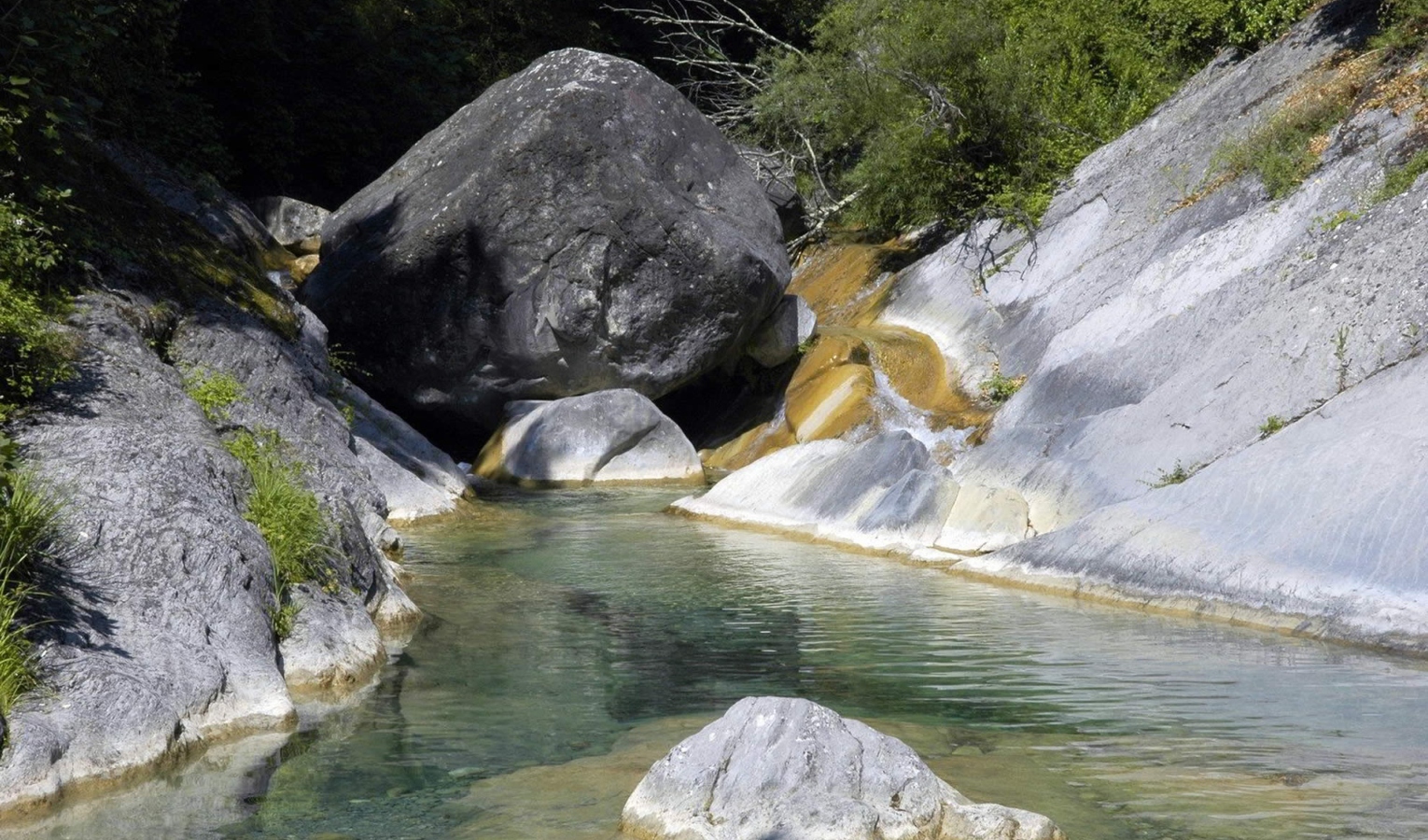 Dolceacqua, uomo cade e muore nel torrente Rio Barbaira