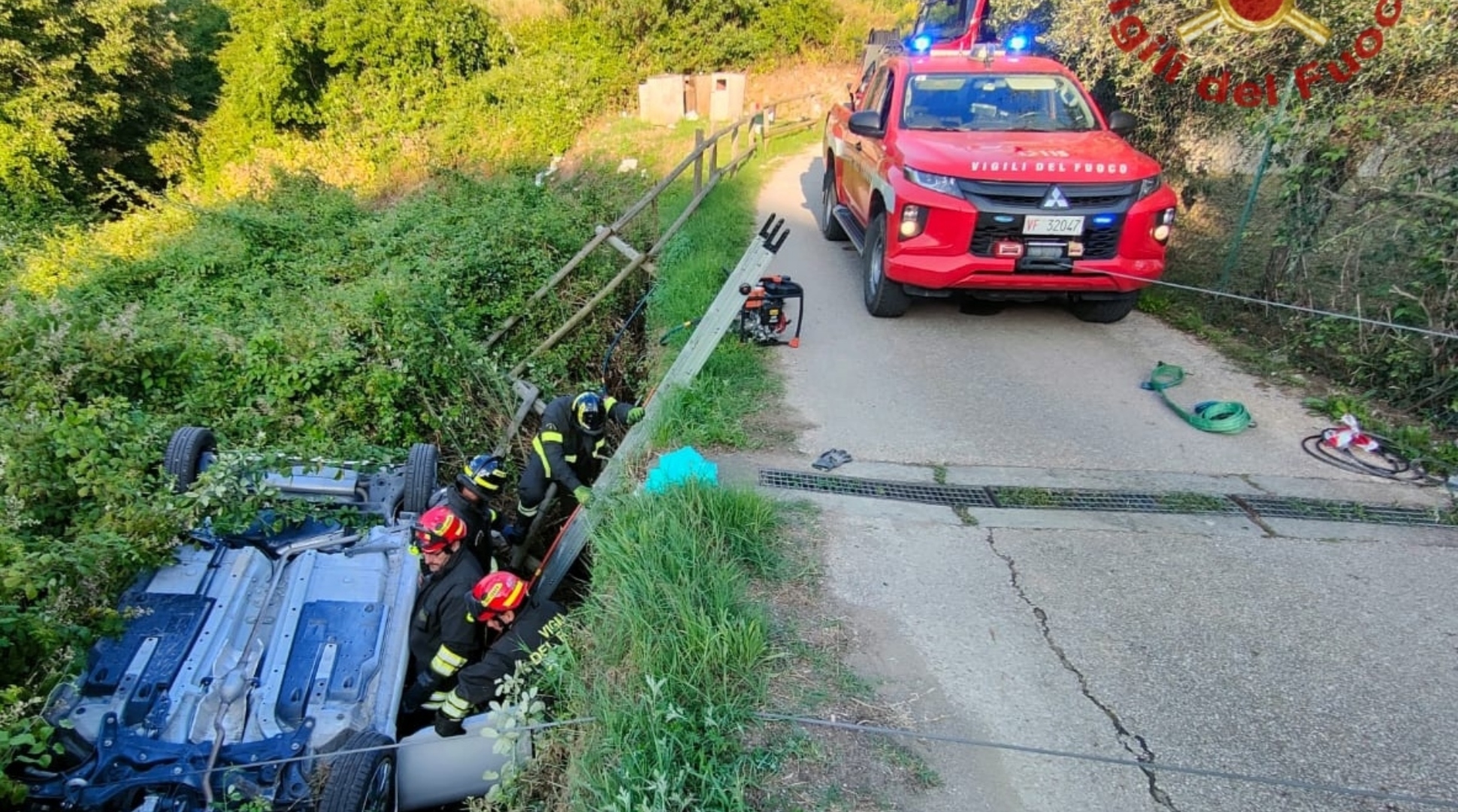 Auto ribaltata in un fosso: donna intrappolata salvata dai pompieri