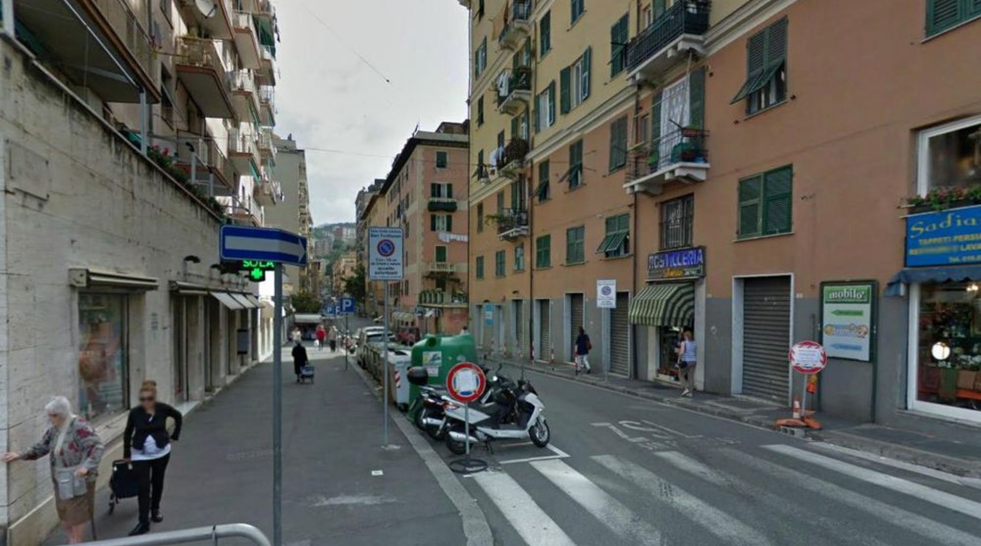 Genova, buco nell'asfalto in via Donghi per perdita: installato senso unico alternato