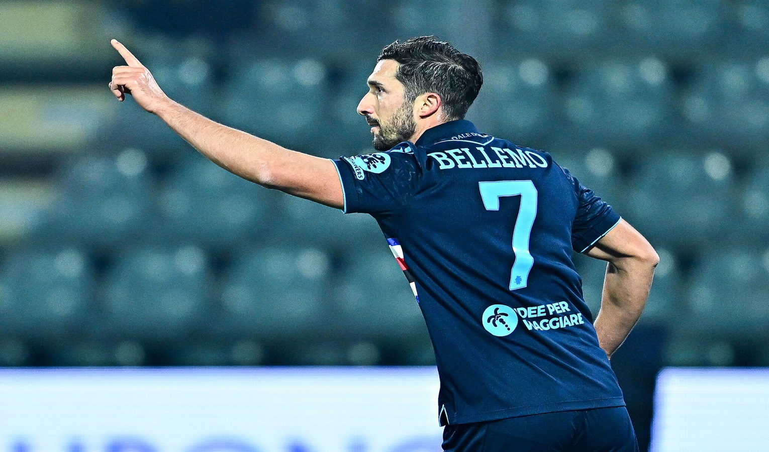 Un calciatore con la maglia numero 7 esulta di schiena