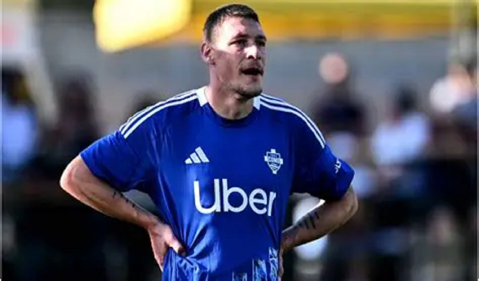 Un calciatore in maglia blu