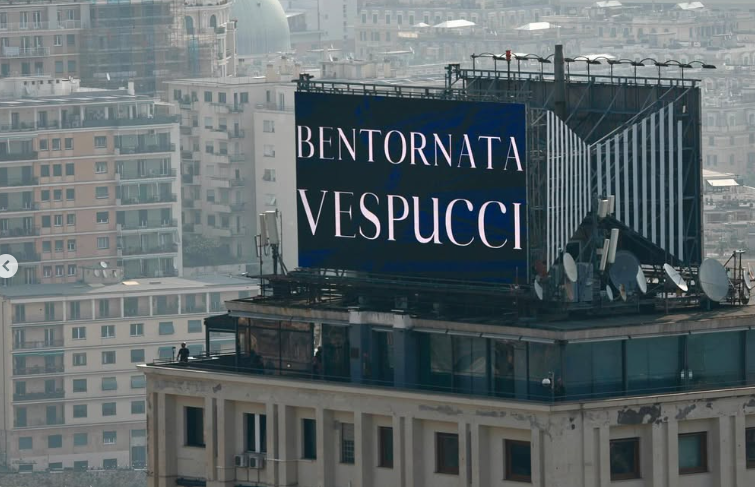 Foto Marina Militare Il messaggio per il Vespucci sul maxi schermo di Terrazza Colombo