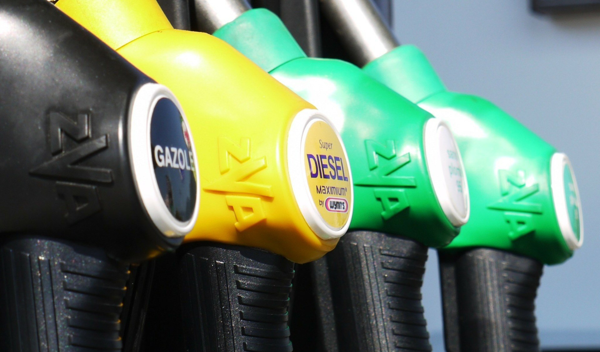 Carburante, prezzi medi di benzina e diesel in salita 
