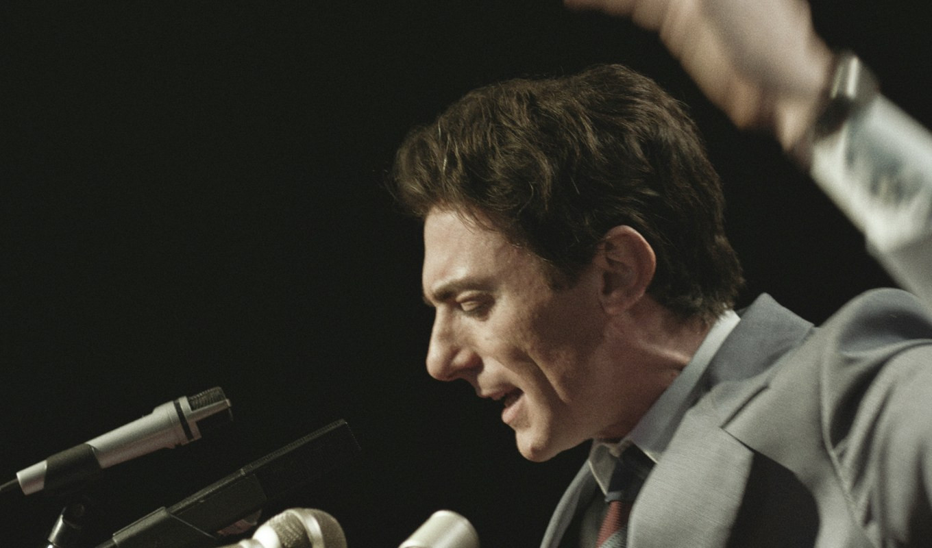 Elio Germano nei panni di Enrico Berlinguer Un attore che interpreta Berlinguer