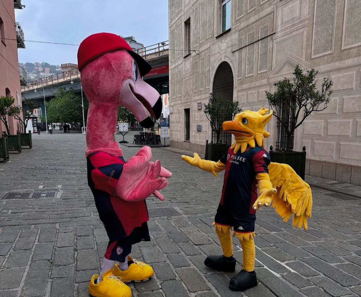 Vite da mascotte, Pully in visita al museo del Genoa abbraccia Grifo   