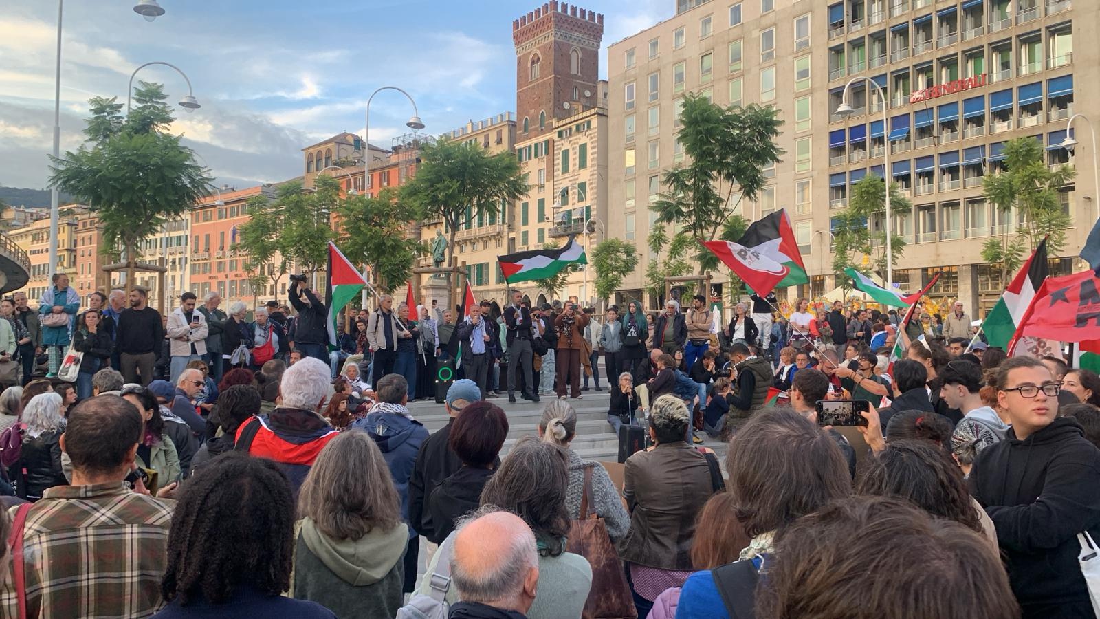 Genova, manifestazione in piazza per la Palestina. Queirolo Palmas: 