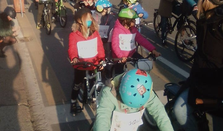 Giro a Genova, anche i bimbi della scuola Sauro in bici per gli ultimi metri della tappa