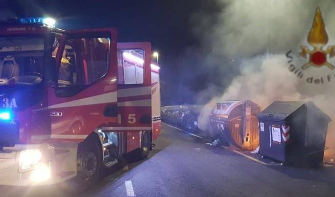 Genova,  bidoni della spazzatura in fiamme a Sestri P. e Caricamento