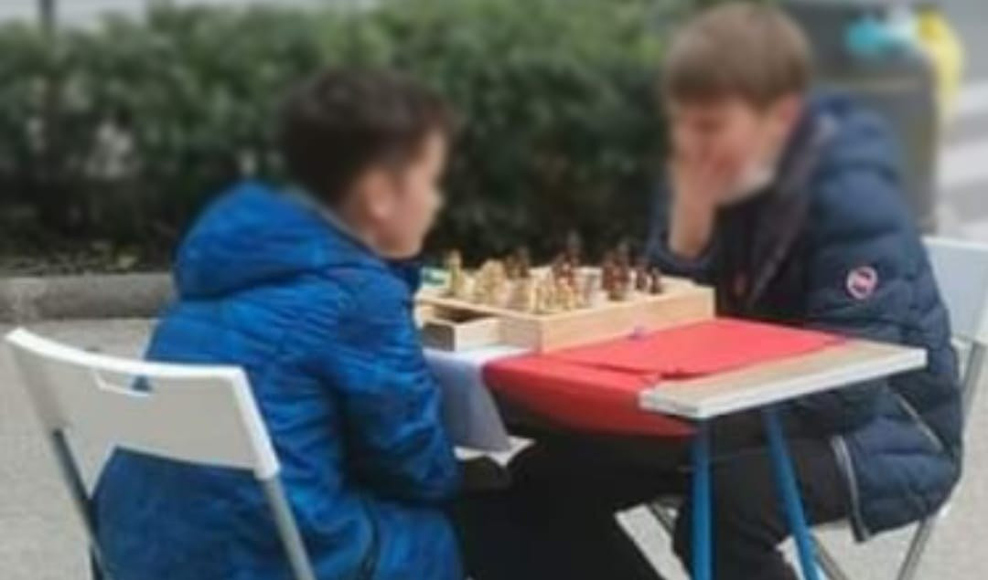Genova,  la sfida a scacchi di due bimbi ucraini nella piazza vuota