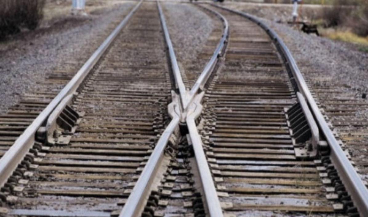 Genova, provano a rubare cavi di rame dalla linea ferroviaria in pieno giorno: arrestati