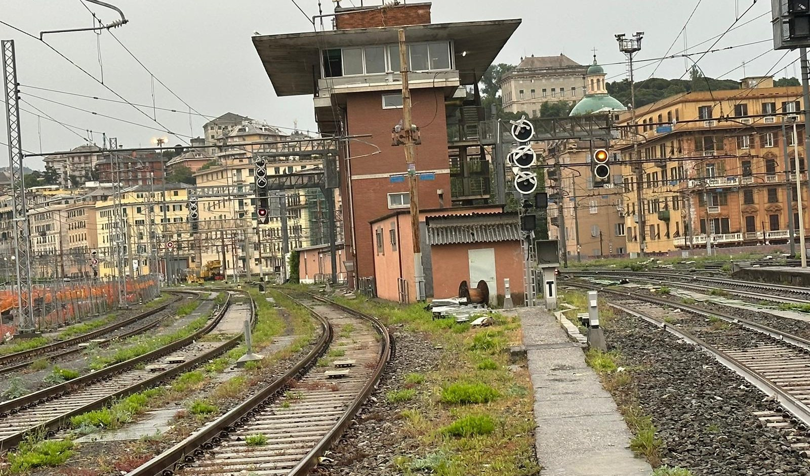 Genova, infortunio fra i binari di Brignole: fuori pericolo l'operaio ferito