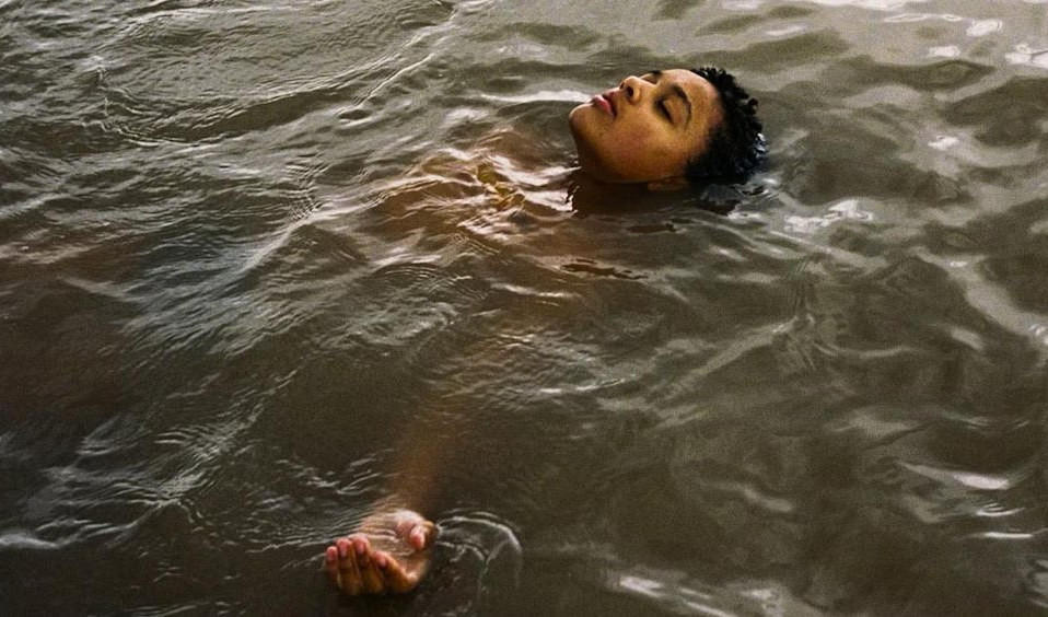 Una ragazza galleggia sull'acqua