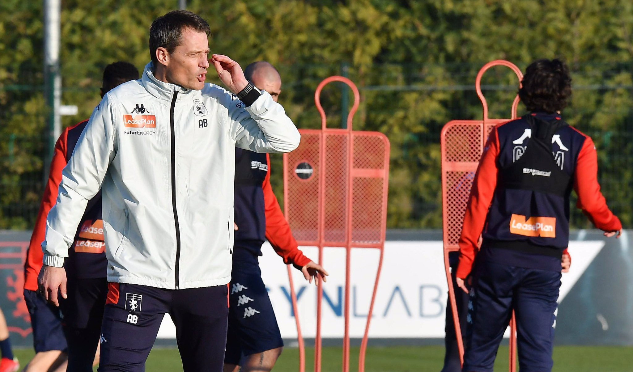 Il Genoa in campo a Pegli con Blessin che guida allenamento