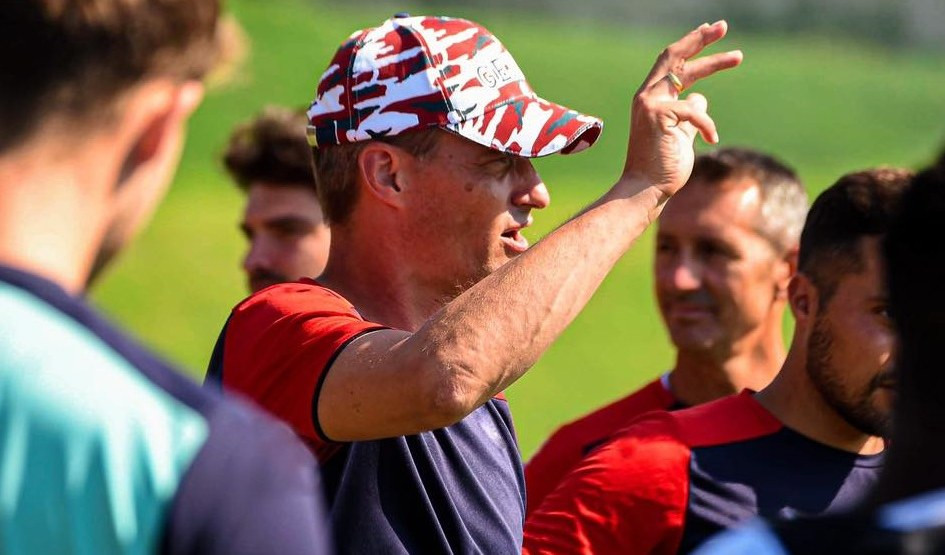 Genoa al lavoro a Pegli. Blessin sfoggia il cappellino 