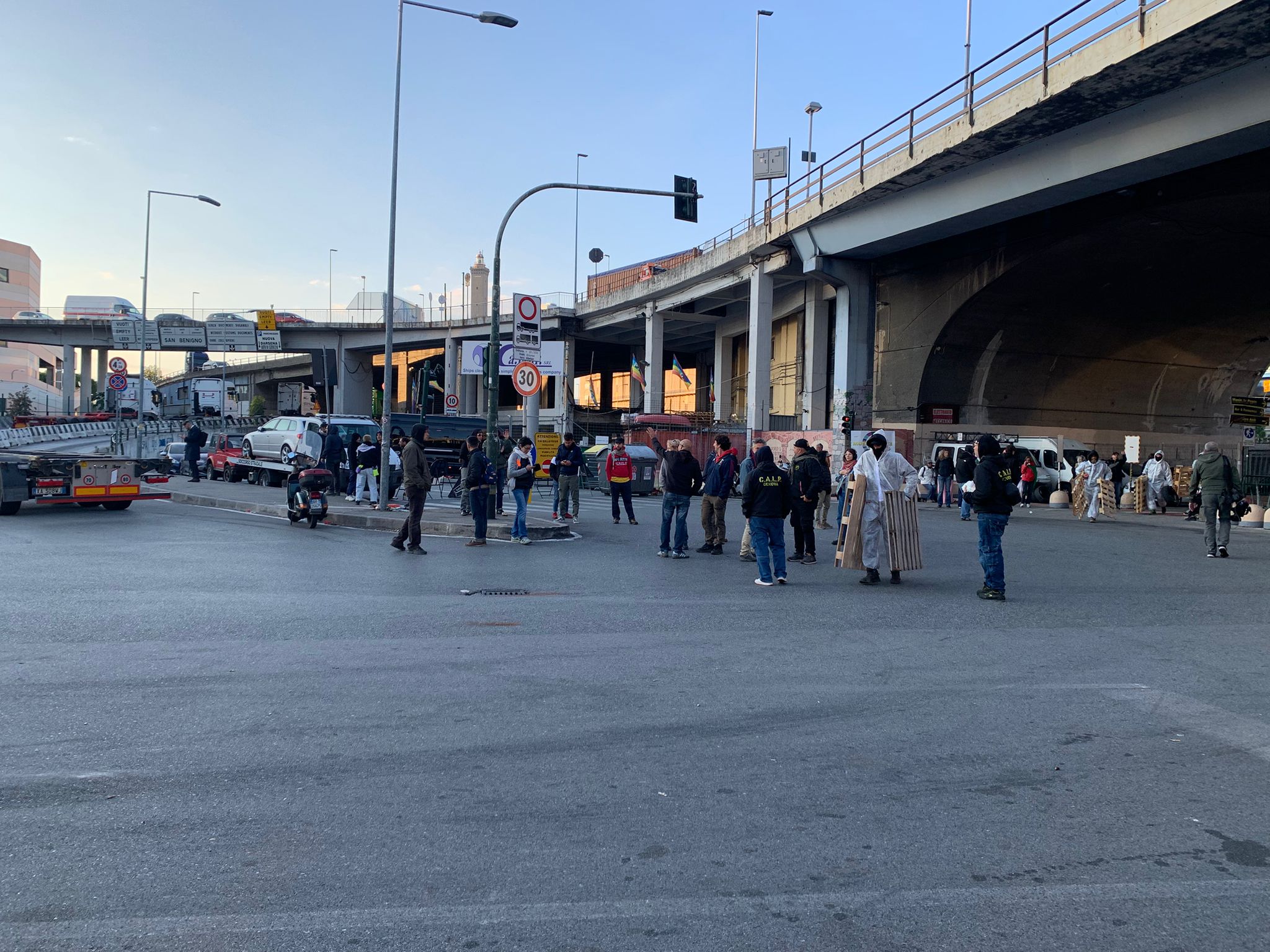 Una strada con delle persone in piedi 