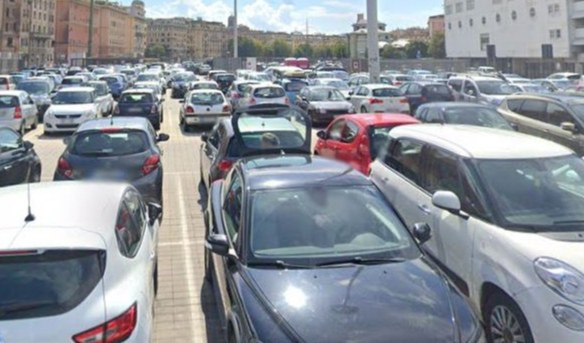 Genova, raid notturno: danneggia 17 auto posteggiate per rubare