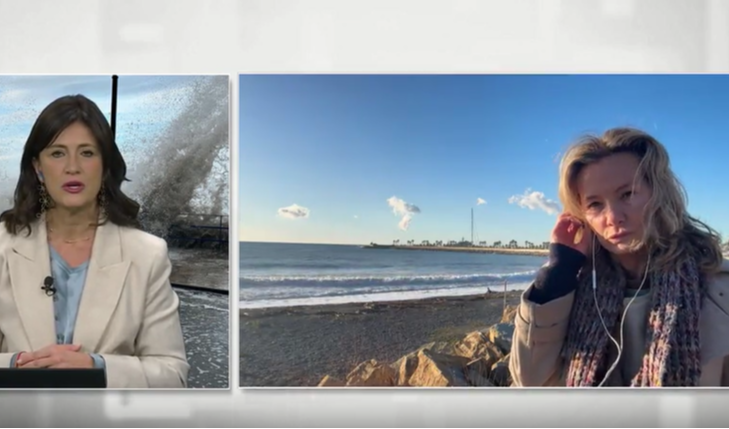 Due donne davanti al mare