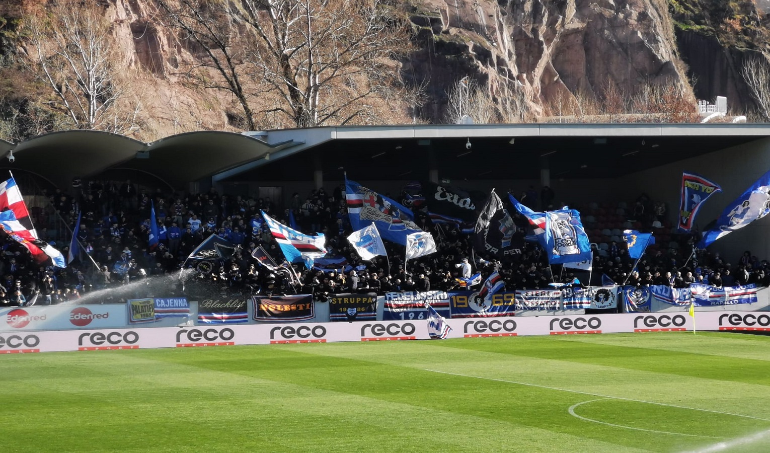 I tifosi della Sampdoria in uno stadio con le bandiere blucerchiate