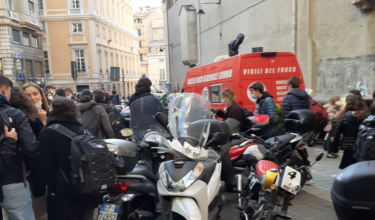 Genova, allarme bomba al liceo Colombo e vicino sede della CGIL di Cornigliano