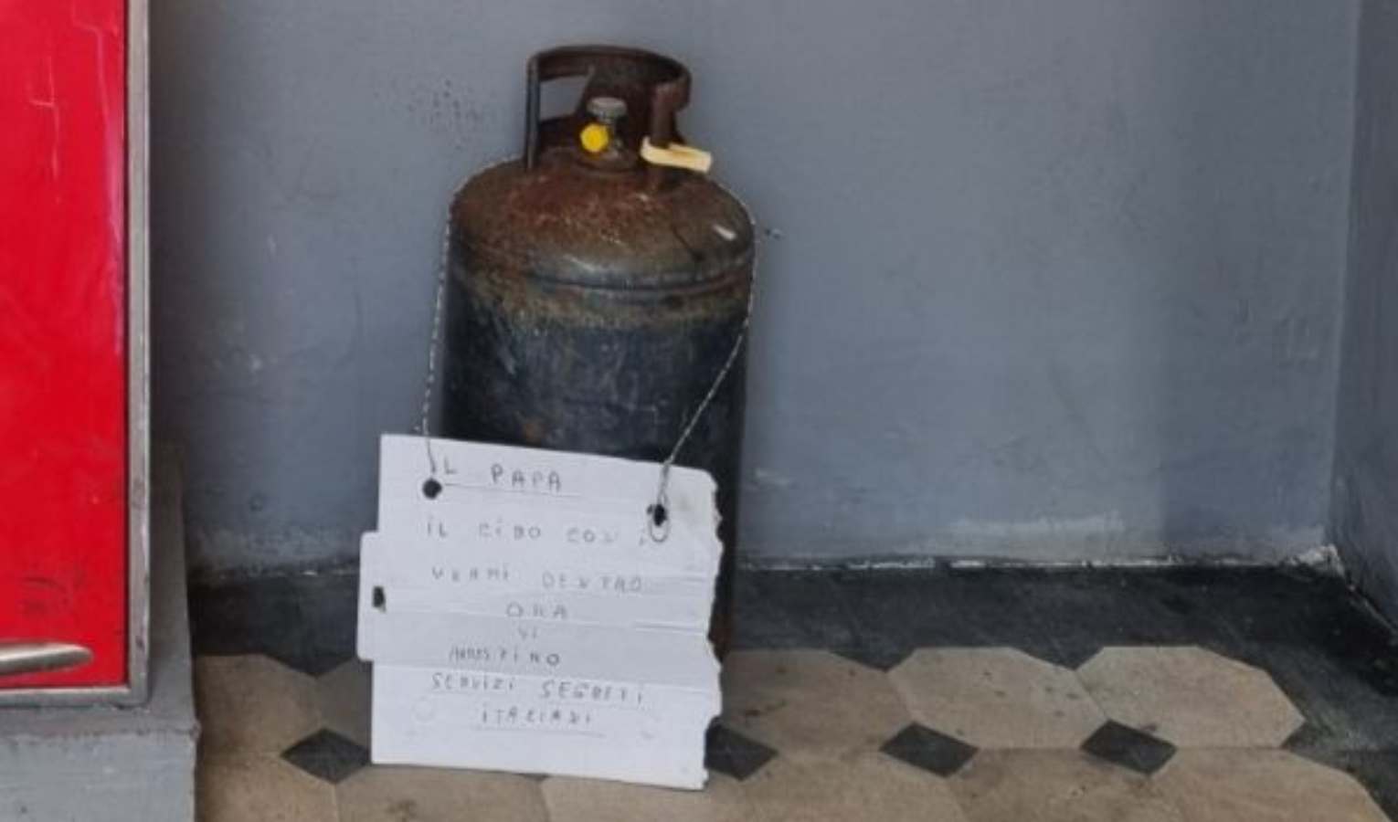 Bombola in stazione a Cornigliano con cartello minatorio, treni fermi per mezz'ora. Indagini in corso