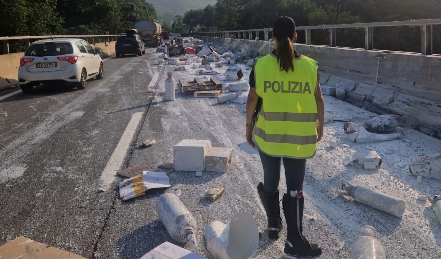 A7, camion perde il carico: verifiche con i droni per rischio inquinamento nello Scrivia
