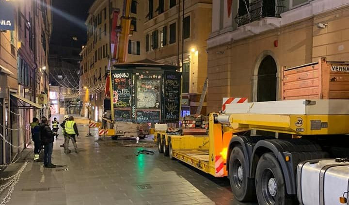 Genova, addio alla vecchia edicola di via San Vincenzo