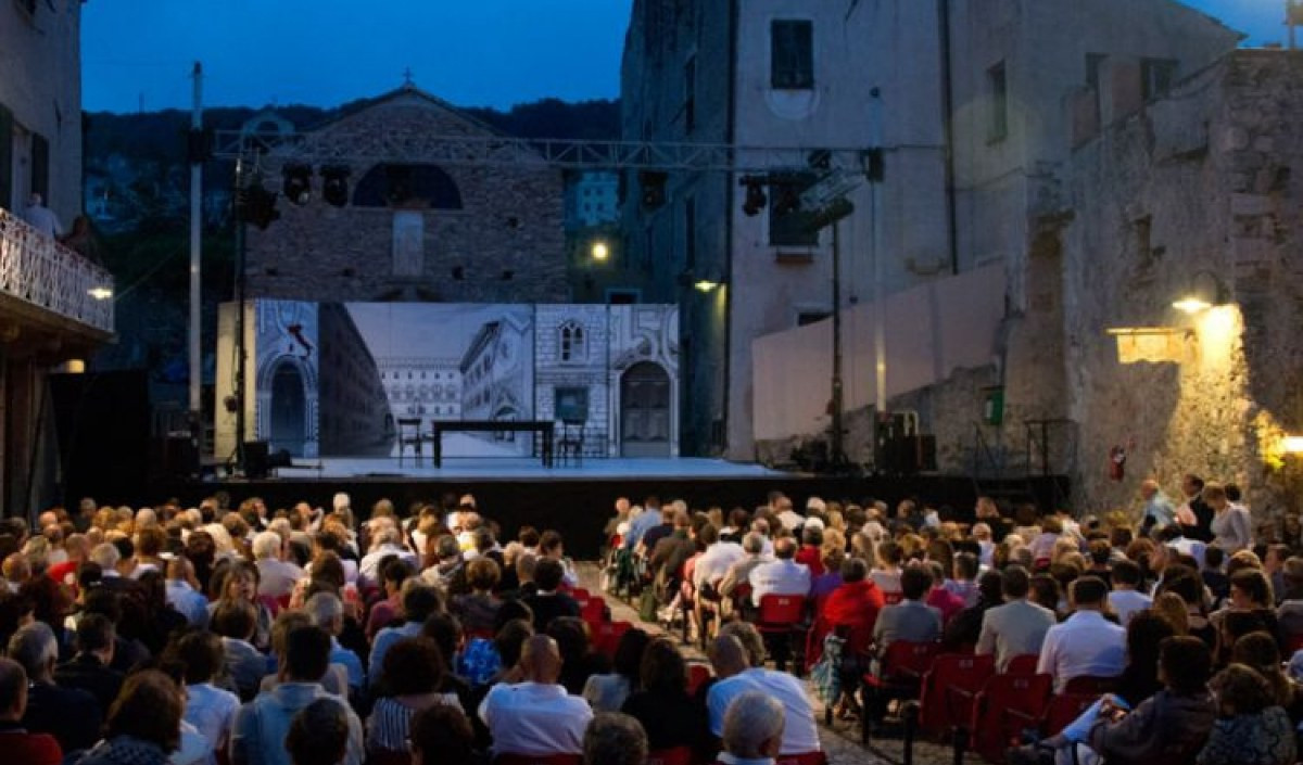 Borgio Verezzi, il Festival tra cielo e mare che rende la Liguria capitale del teatro