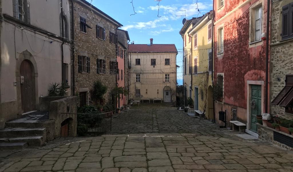 Viaggio in Liguria in Lunigiana con la piazza più bella d’Italia 