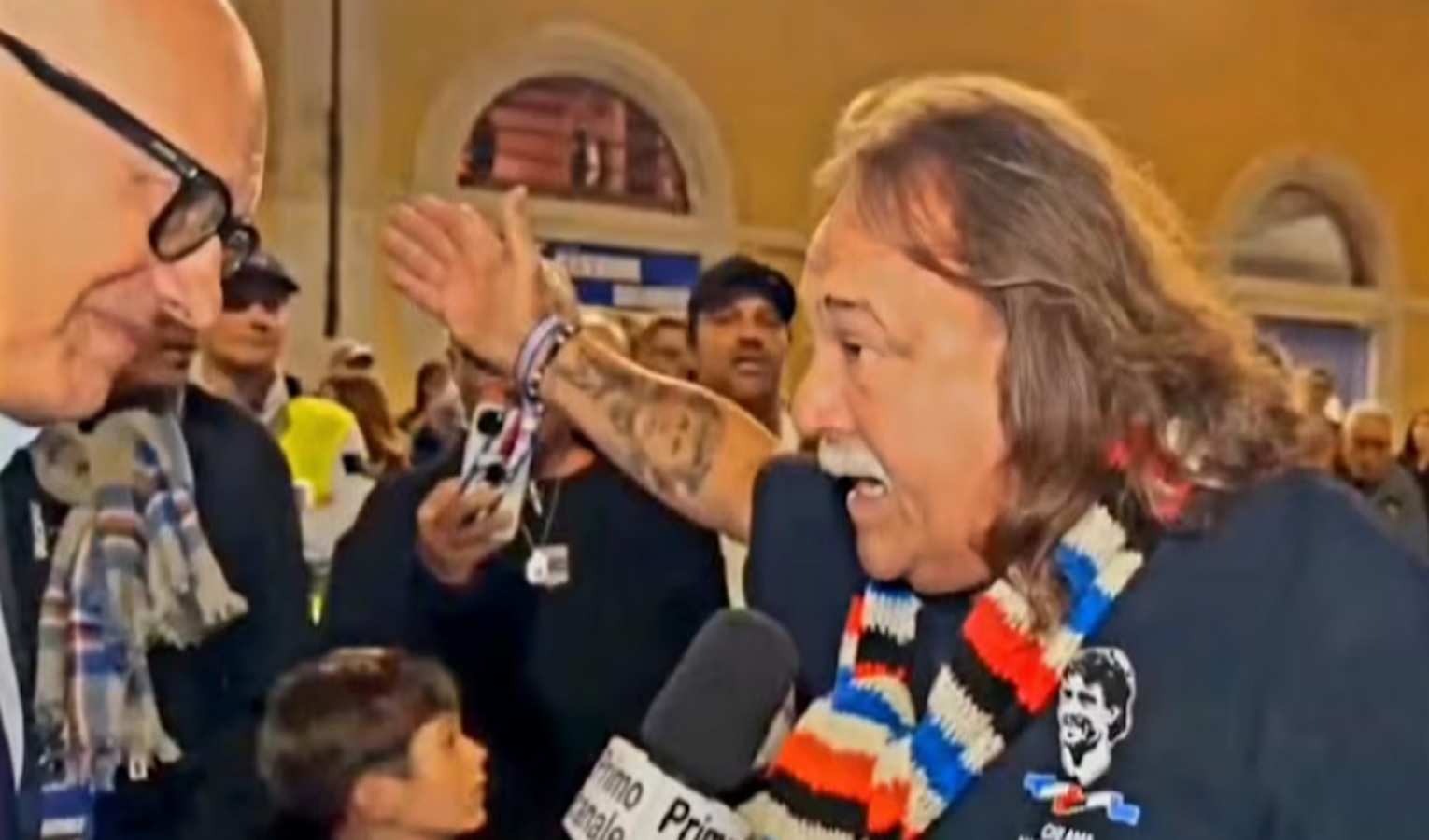 Un uomo con la sciarpa della Sampdoria viene intervistato da Primocanale