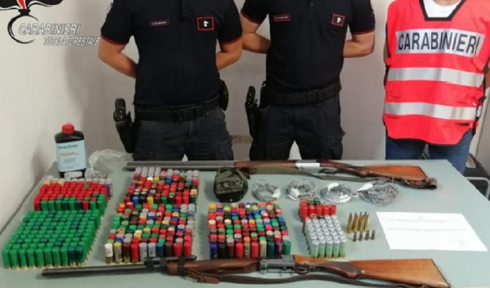 Caccia clandestina, arrestato bracconiere del ponente: in casa una macelleria segreta, due fucili e oltre 500 munizioni