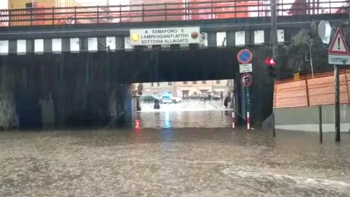 Maltempo, temporali e allagamenti nel ponente genovese. Via Rubens chiusa per frana