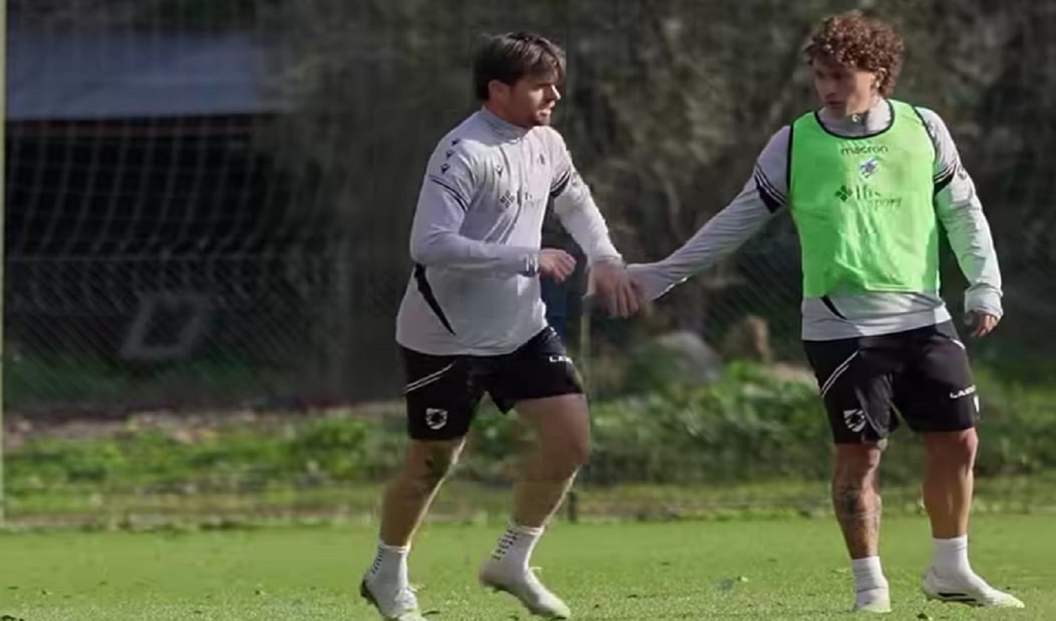 Due sportivi in un campo verde