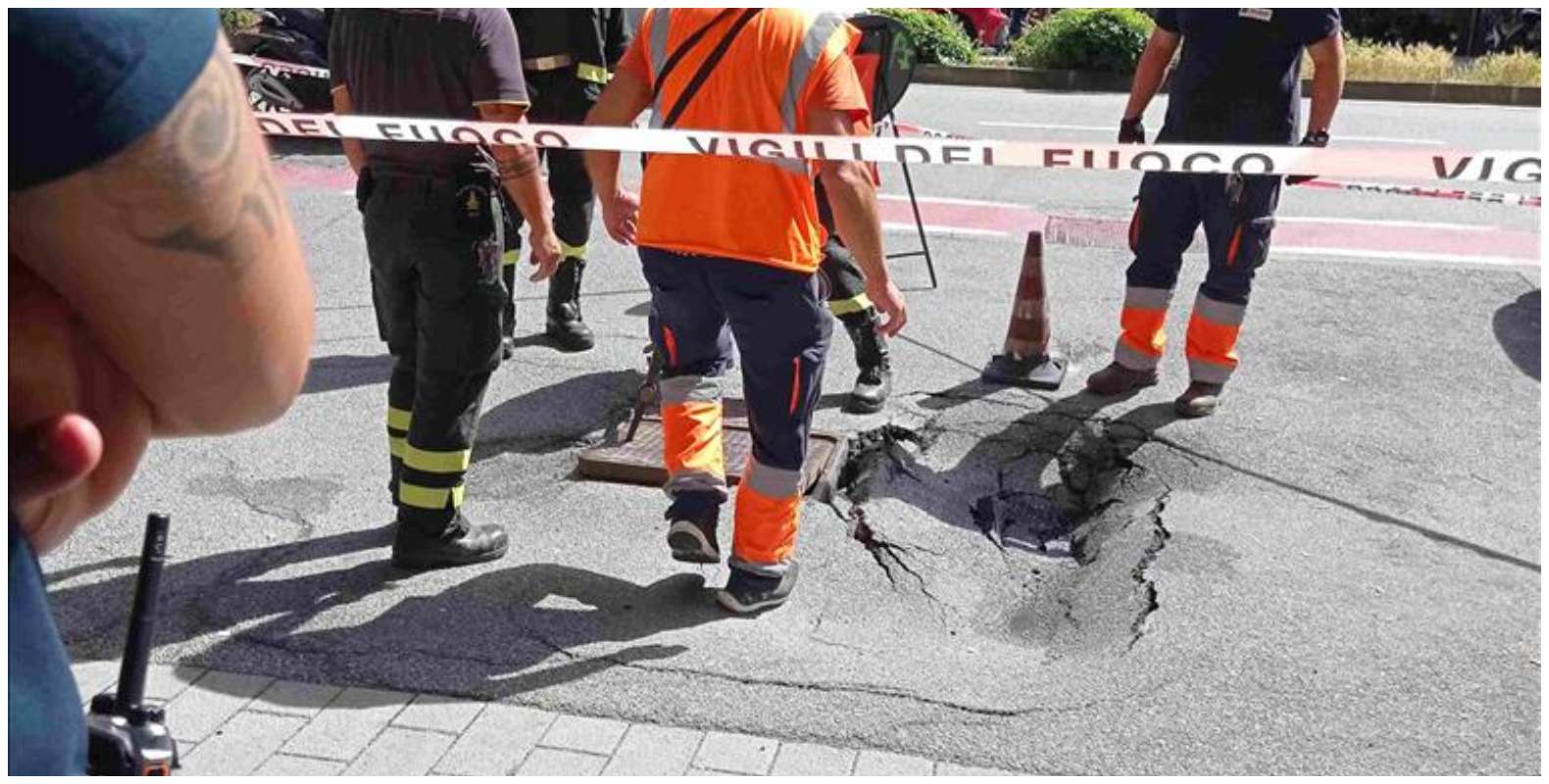 Cede l’asfalto in via Cantore: pericolo per le moto, transennato il tratto
