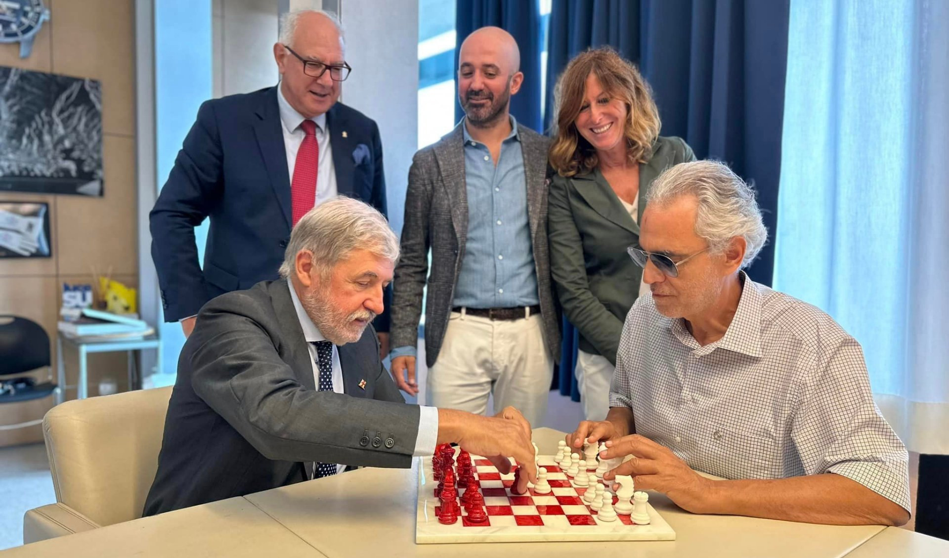 Una partita a scacchi tra il sindaco Bucci e Andrea Bocelli: la visita a Genova