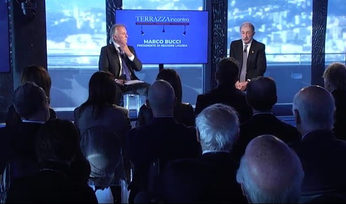 Due persone in una sala con il pubblico 