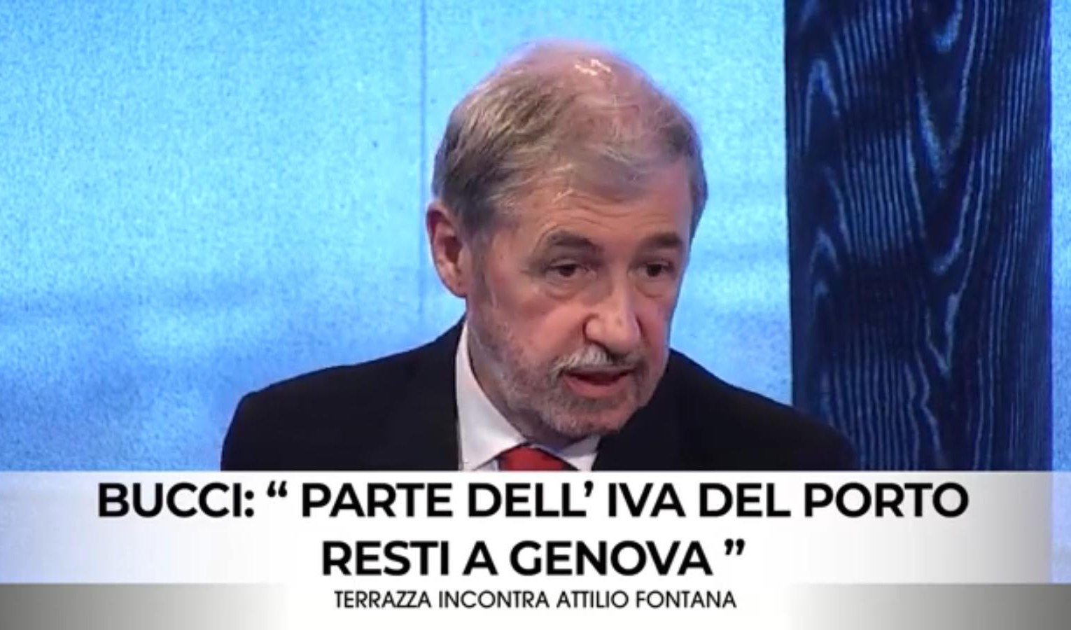 Un uomo con una scritta in sovrimpressione