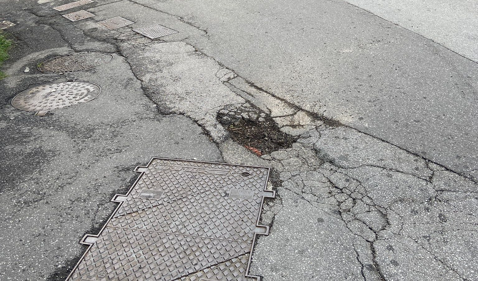 Buche e asfalto rotto, il paradosso: in alcune strade il Comune non può intervenire