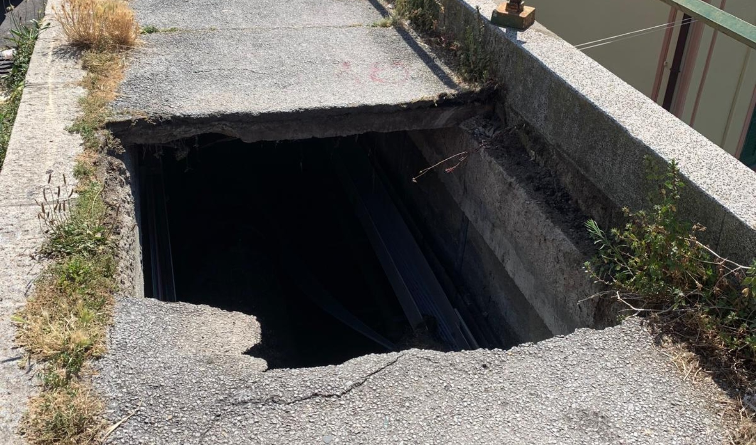 Genova, buco nel marciapiede: cadono nonna e nipotina