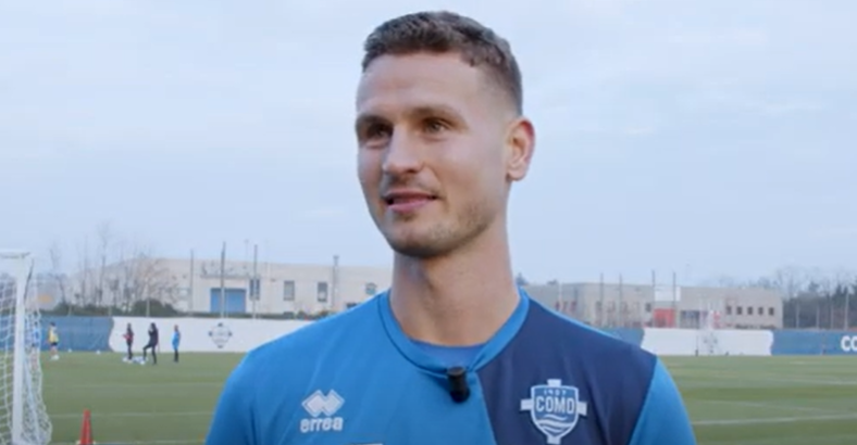 Un ragazzo con la maglia azzurra
