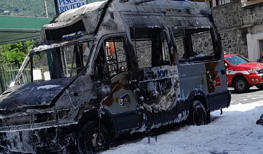 Rapallo, bus in fiamme: autista salva i passeggeri
