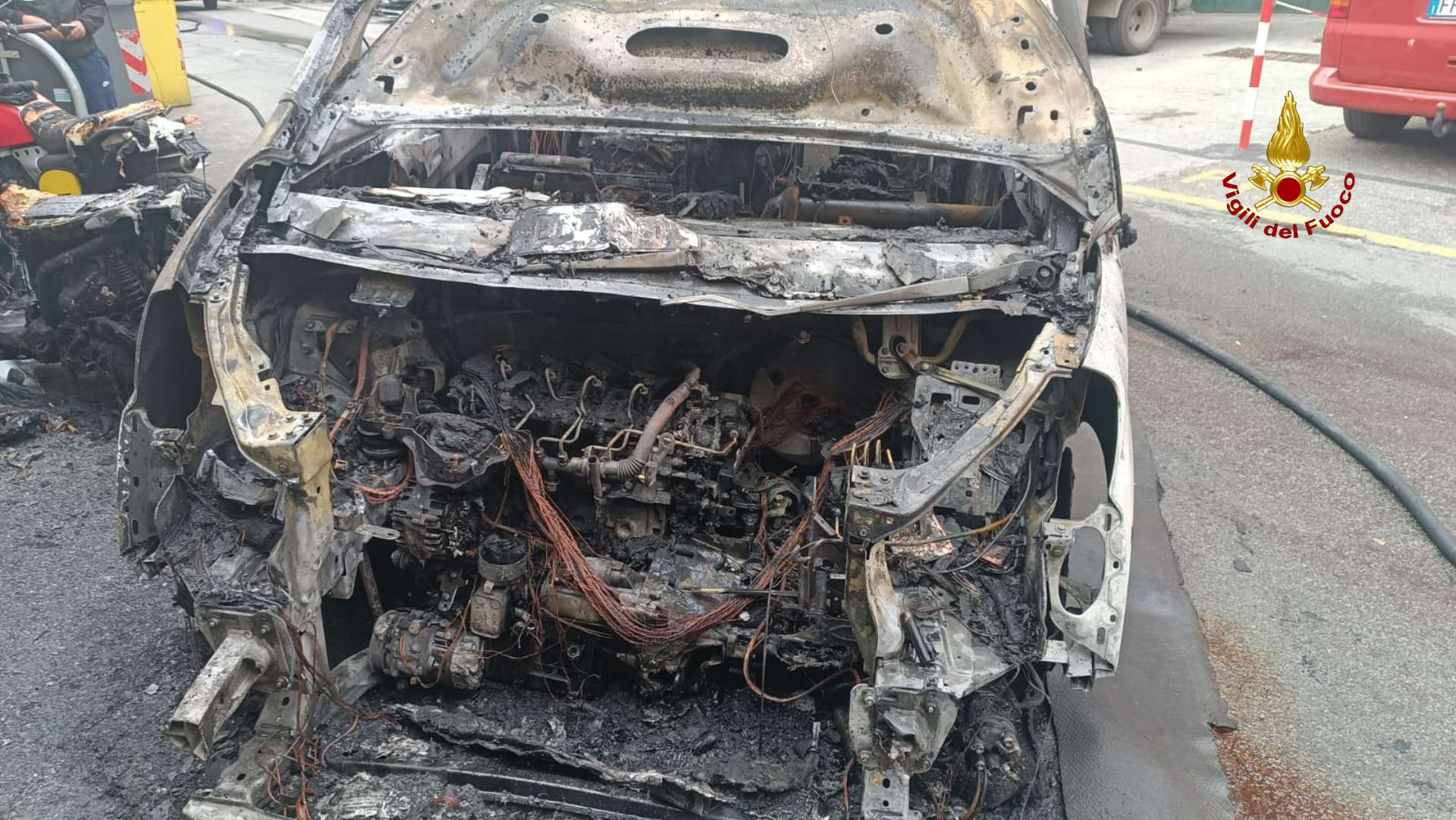 Genova, furgone in fiamme: bruciate anche quattro moto