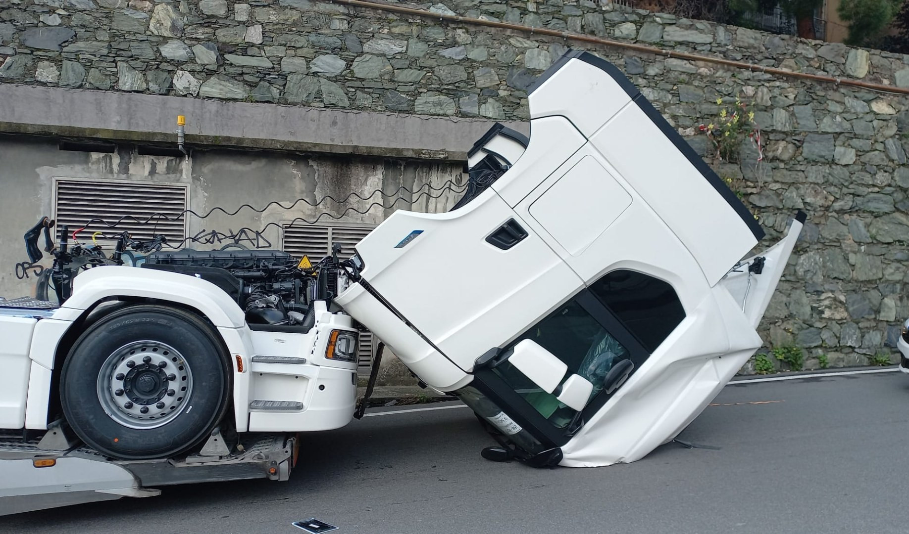 Genova, imbocca il tunnel dell'autostrada, ma è troppo alto: cabina del tir si ribalta