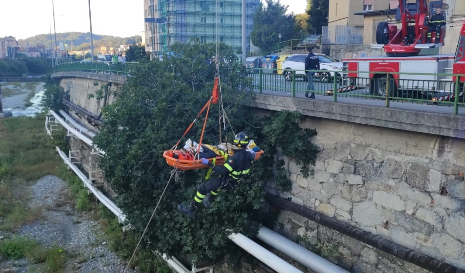 Genova, uomo cade nel greto del Polcevera: salvato dai pompieri