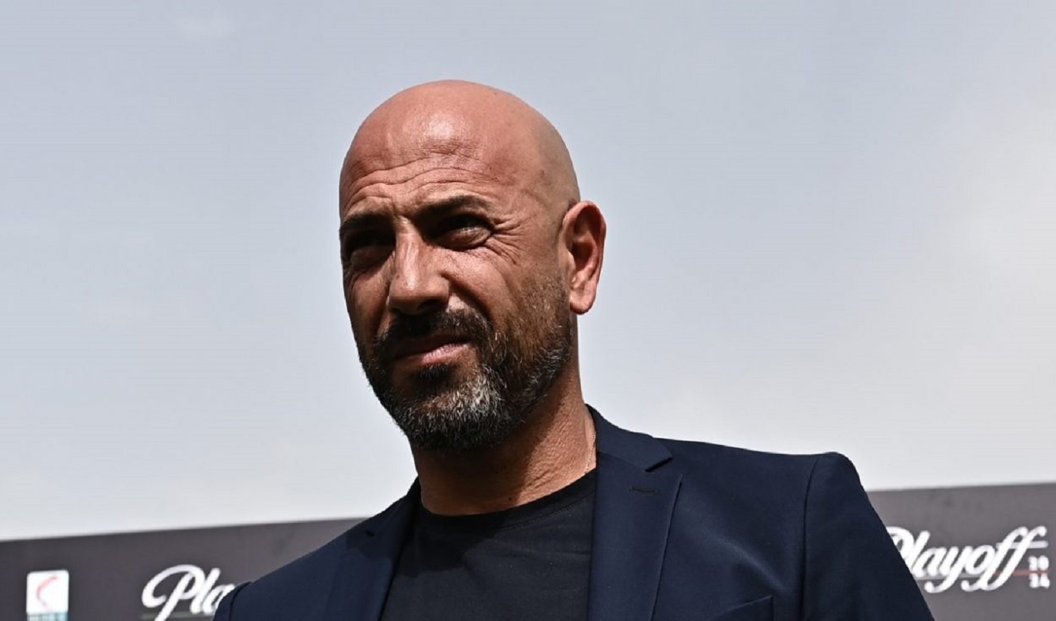 Un uomo vestito di nero con giacca