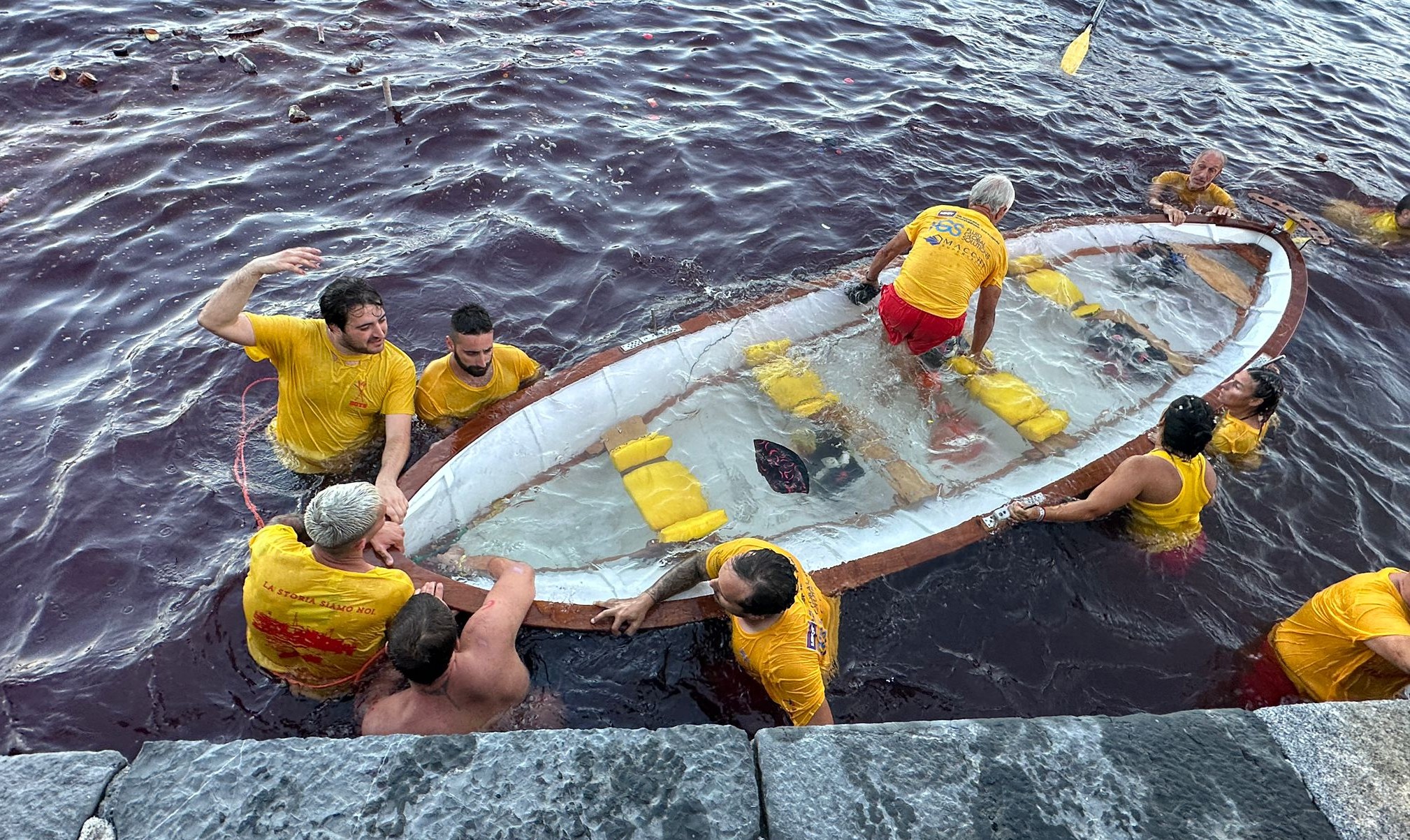 Una barca gialla in mare 