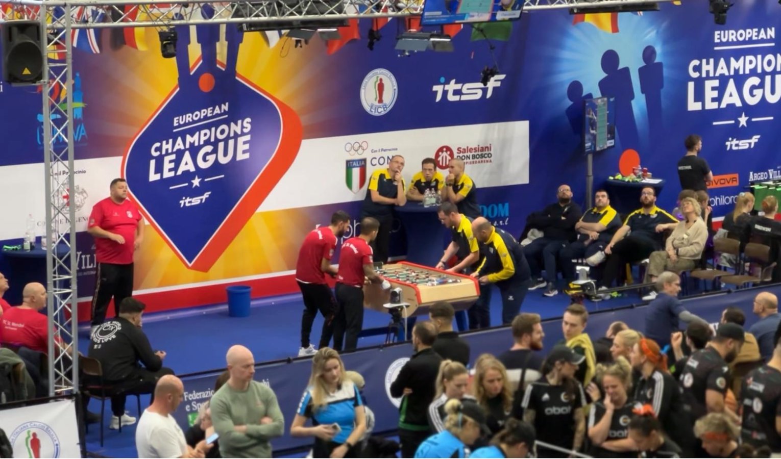 Una fase delle finali della Champions League di calcio balilla disputatasi a Genova