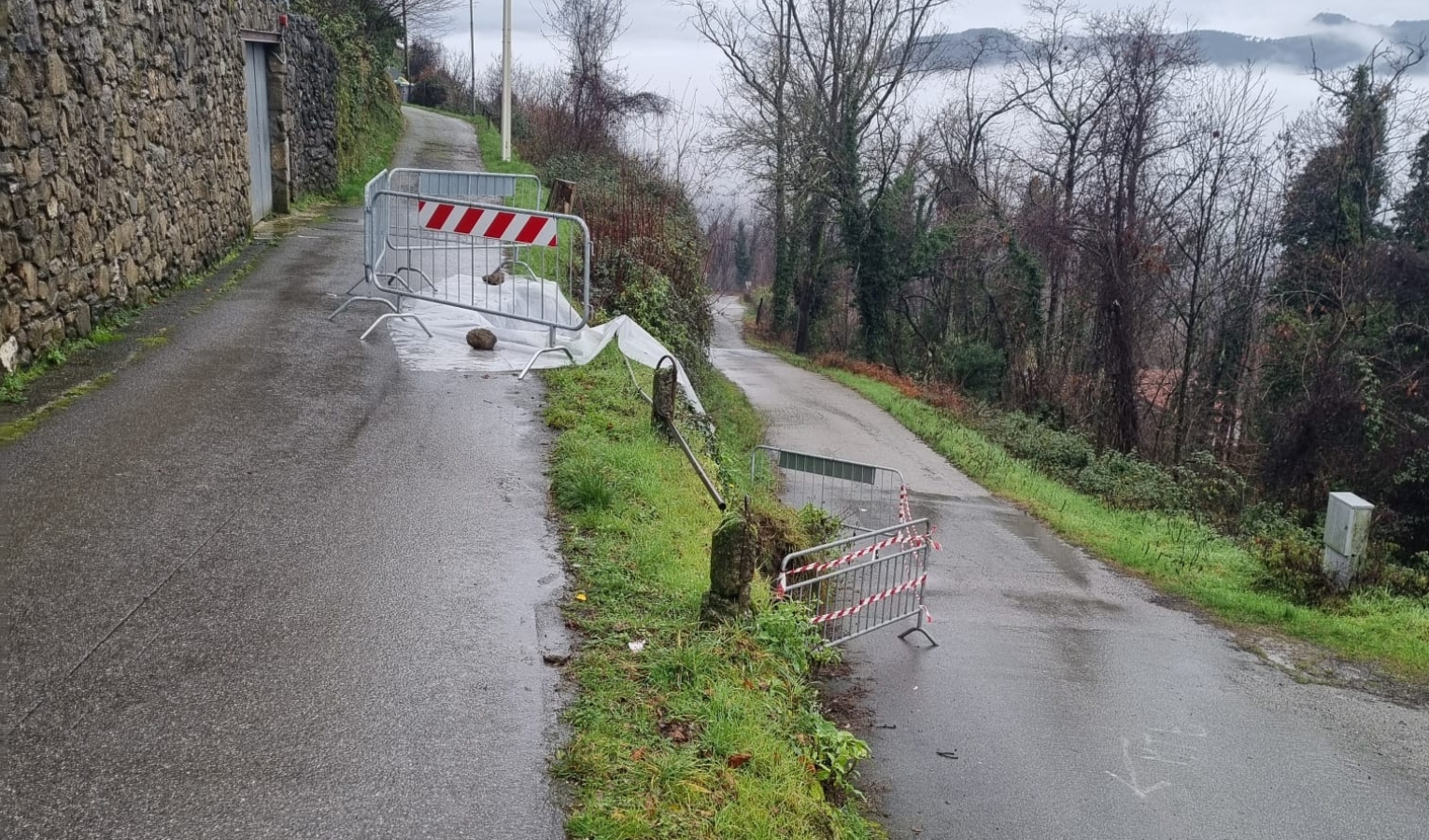 Calice al Cornoviglio, una frana blocca la strada: accesso solo pedonale